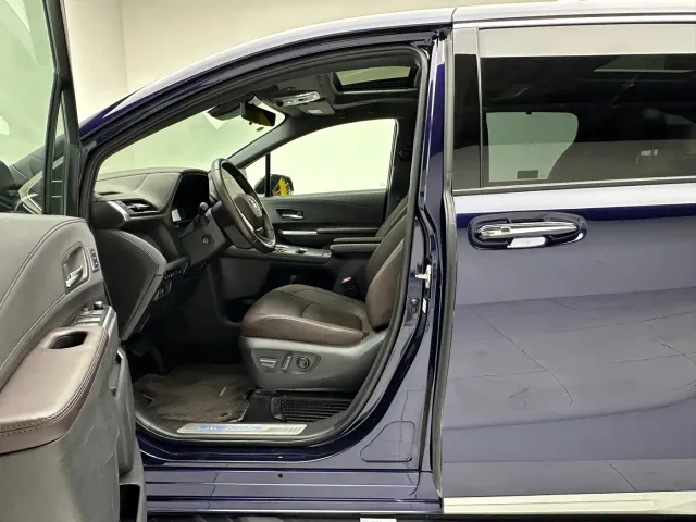 Toyota Sienna — Фото автомобиля 7