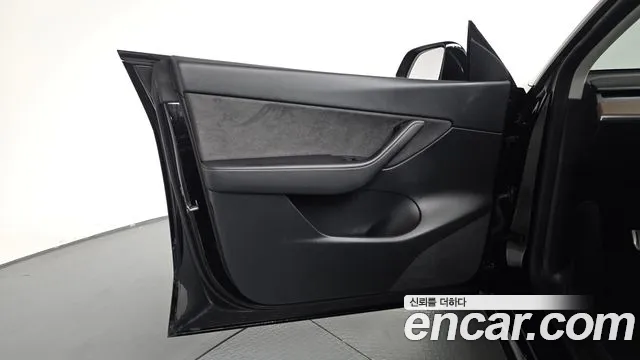 Tesla Model Y — Фото автомобиля 13