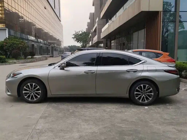 Lexus ES — Фото автомобиля 3