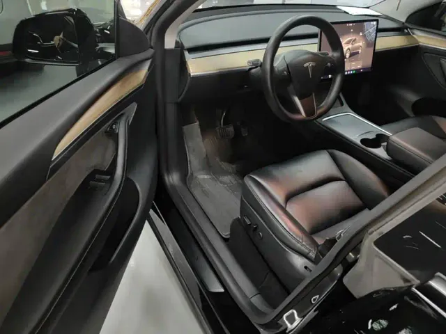 Tesla Model Y — Фото автомобиля 15