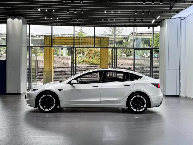 Tesla Model 3 — Фото автомобиля 4