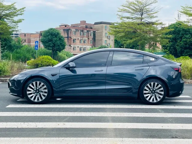 Tesla Model 3 — Фото автомобиля 8