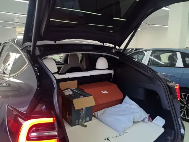 Tesla Model Y — Фото автомобиля 18