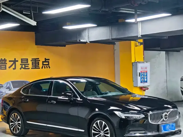 Volvo Volvo S90 2022 B5 Momentum Luxury Edition — Фото автомобиля 3