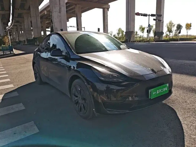 Tesla Model Y — Фото автомобиля 3