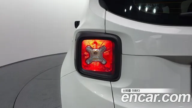 Jeep Renegade — Фото автомобиля 8