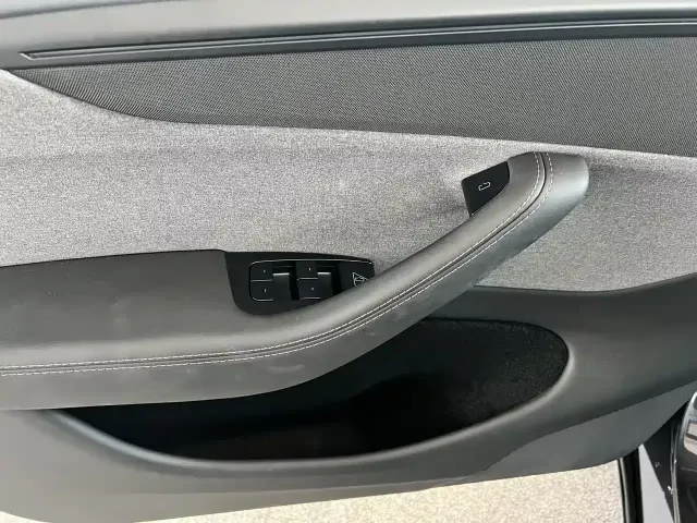 Tesla Model Y — Фото автомобиля 22