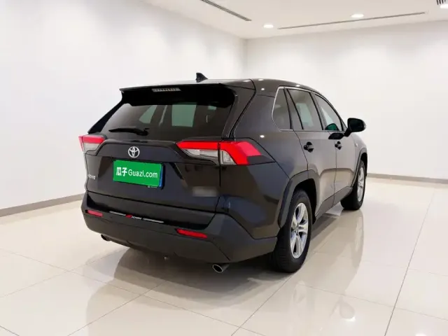 Toyota RAV4 — Фото автомобиля 7