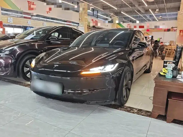 Фотография автомобиля — Tesla Model 3