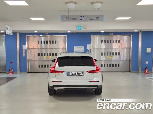 Volvo V60 — Фото автомобиля 4