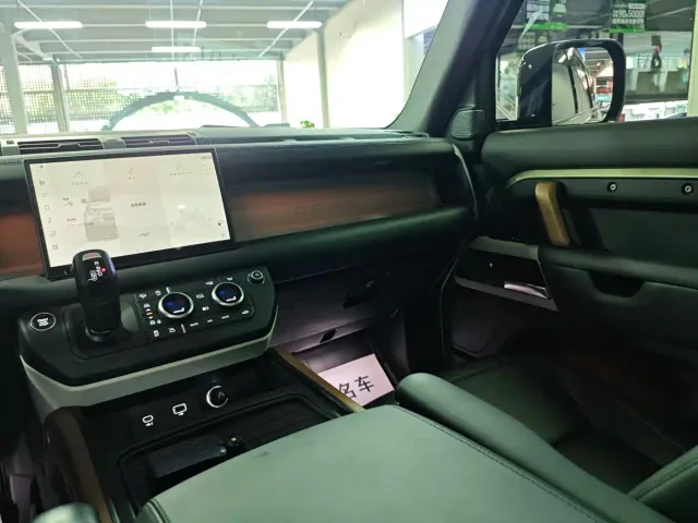 Land Rover Land Rover Defender 2023 Model 110 3.0T P400 Dark Special Edition — Фото автомобиля 10
