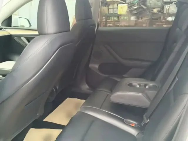 Tesla Model Y — Фото автомобиля 16