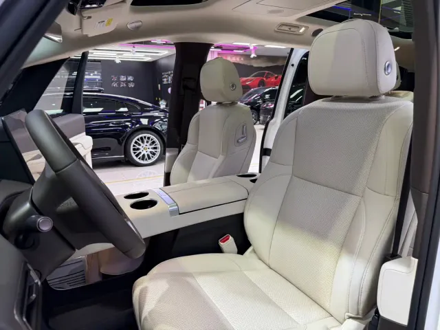 Li Auto MEGA — Фото автомобиля 11