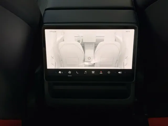 Tesla Model 3 — Фото автомобиля 18