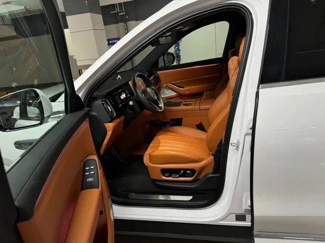 AITO Wenjie AITO M8 2025 Range Extender Max+ Edition 53.4kWh 5-seater — Фото автомобиля 7