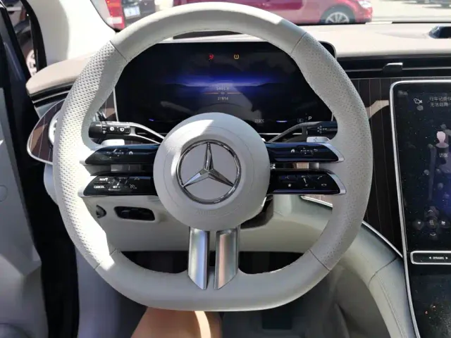 Mercedes-Benz EQE SUV — Фото автомобиля 15
