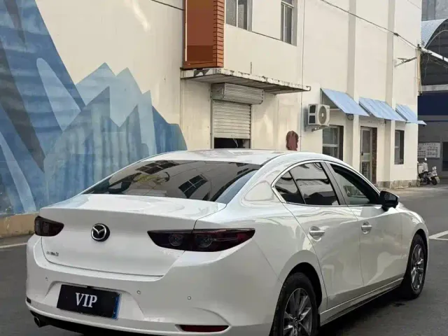 Mazda Axela — Фото автомобиля 8