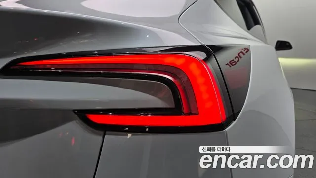 Tesla Model 3 — Фото автомобиля 8