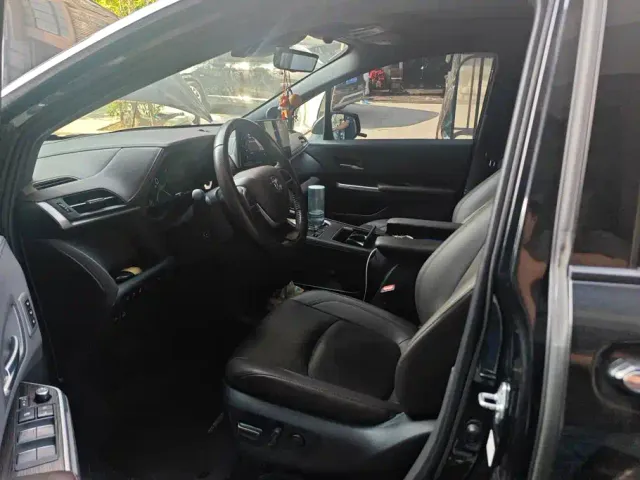 Toyota Sienna — Фото автомобиля 9