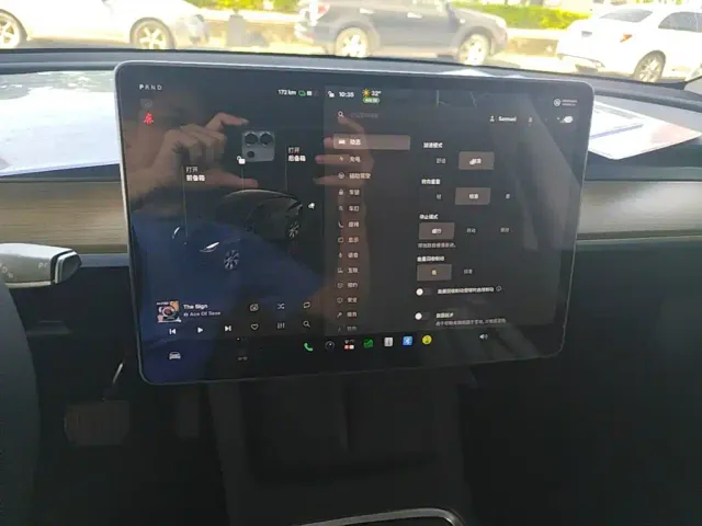 Tesla Model Y — Фото автомобиля 12