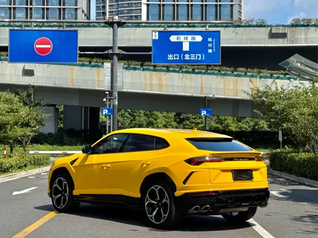 Lamborghini Urus — Фото автомобиля 9