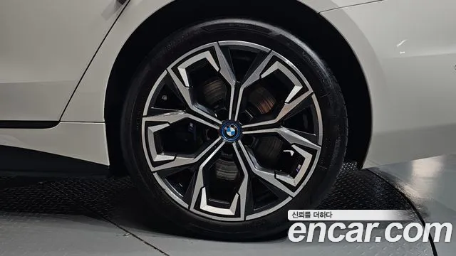 BMW i4 — Фото автомобиля 21