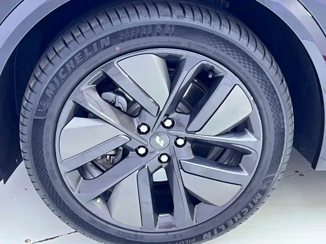 Li Auto L9 — Фото автомобиля 11