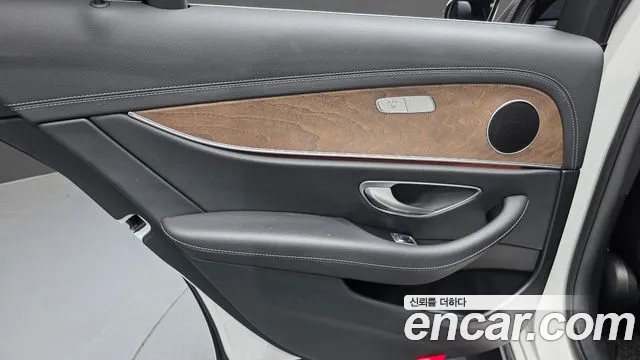 Mercedes-Benz E-Class — Фото автомобиля 20