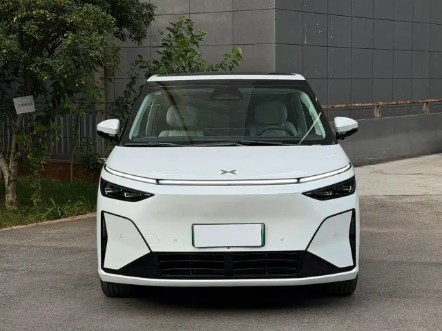 Xpeng X9 — Фото автомобиля 2