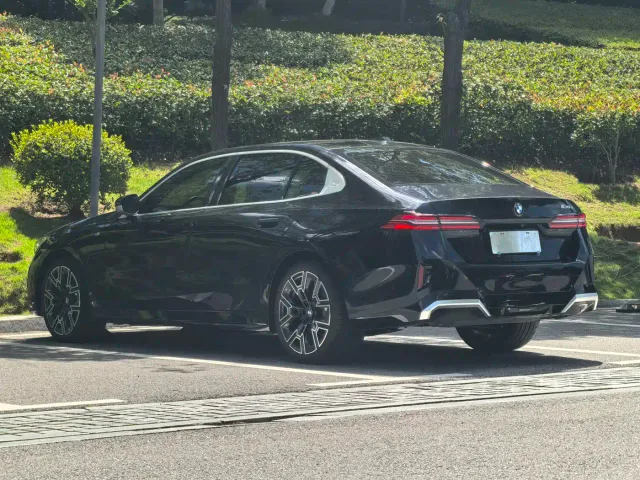 BMW 5 Series — Фото автомобиля 13