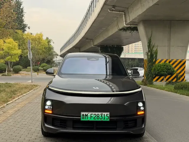 Li Auto L8 — Фото автомобиля 2