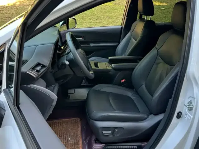 Toyota Sienna — Фото автомобиля 14