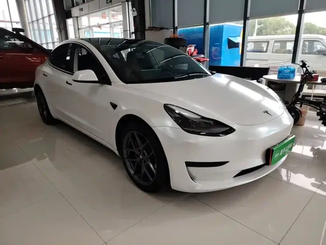 Tesla Model 3 — Фото автомобиля 3