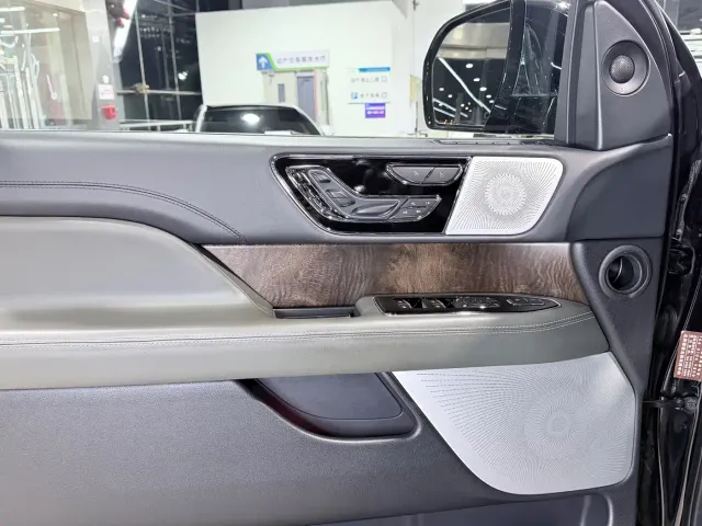 Lincoln Navigator — Фото автомобиля 6