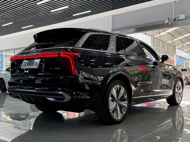 Hongqi E-HS9 — Фото автомобиля 9