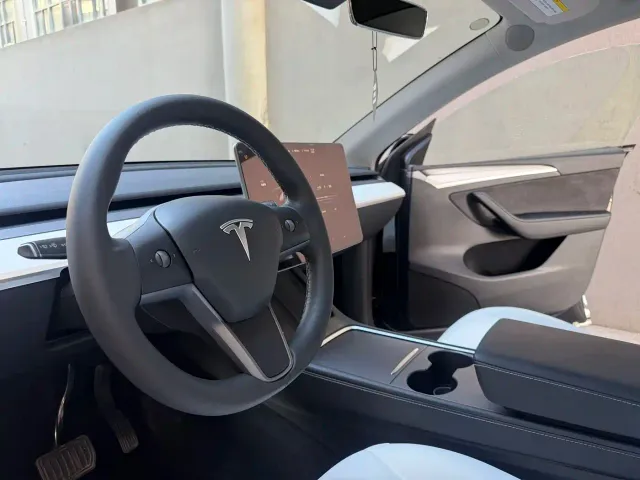 Tesla Model Y — Фото автомобиля 11