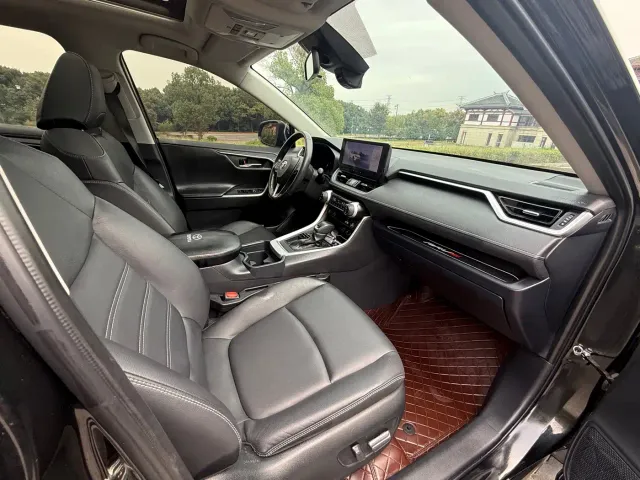 Toyota RAV4 — Фото автомобиля 10