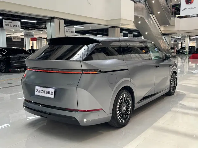 Xpeng X9 — Фото автомобиля 15