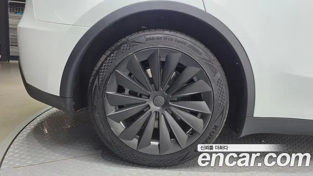 Tesla Model Y — Фото автомобиля 5