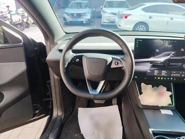 Tesla Model Y — Фото автомобиля 6