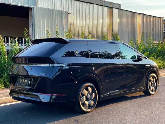 Xpeng X9 — Фото автомобиля 7