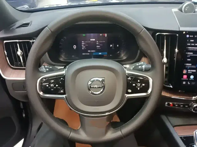 Volvo XC60 — Фото автомобиля 10