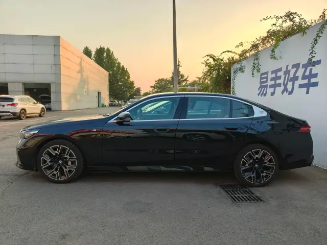 BMW 5 Series — Фото автомобиля 3