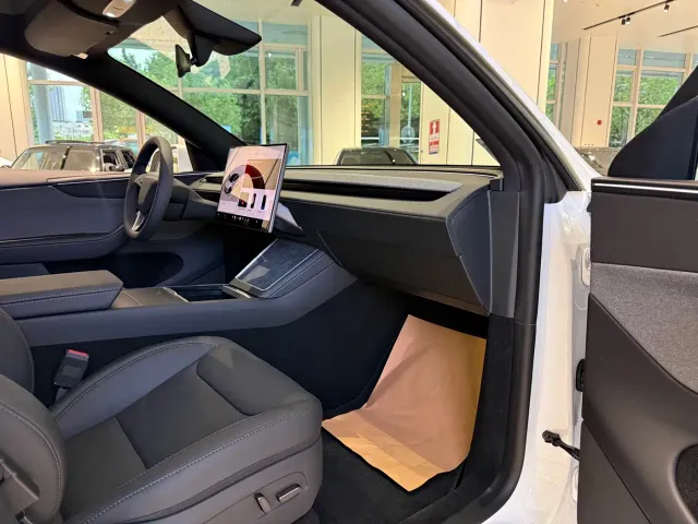 Tesla Model Y — Фото автомобиля 9
