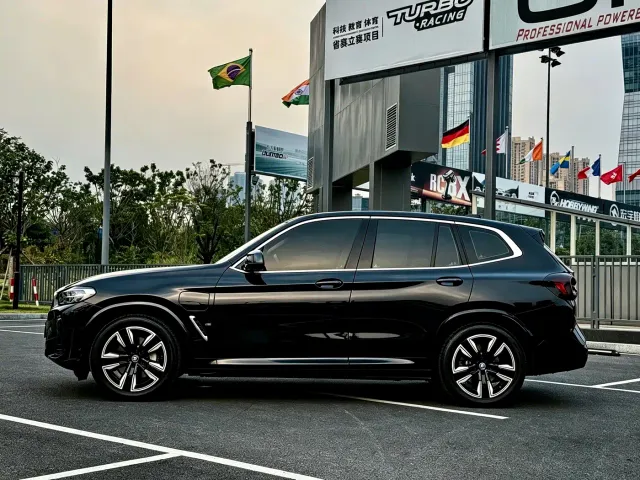BMW iX3 — Фото автомобиля 4