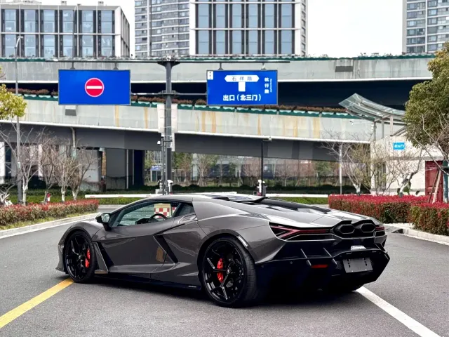 Lamborghini Revuelto — Фото автомобиля 9