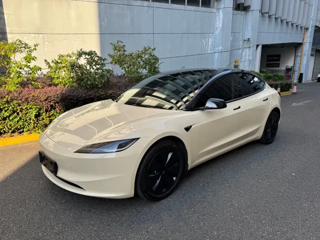 Tesla Model 3 — Фото автомобиля 4