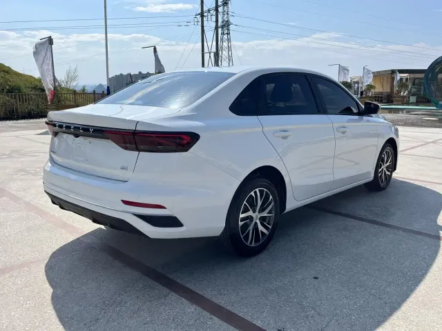 Geely Emgrand — Фото автомобиля 9
