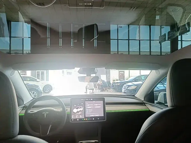Tesla Model Y — Фото автомобиля 17