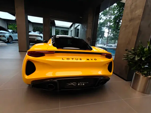 Lotus Emira — Фото автомобиля 5